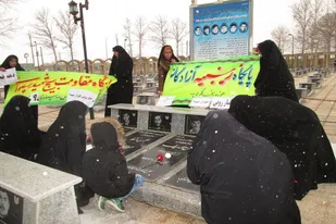 عطرافشانی مزار شهدا با حضور بسیجیان حوزه حضرت زینب(س) نهاوند