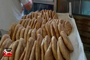 خواهران بسیجی 200 عدد نان گرم را بین خانواده های نیازمند توزیع کردند