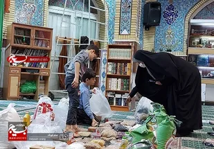 تهیه و توزیع 80 بسته کمک معیشتی و 300 جفت کفش در بین خانواده های آبرومند