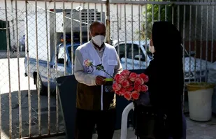 اهدای گل و تقدیر از مدافعان سلامت، توسط زوج بهبود یافته از کرونا