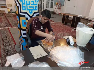 کارگاه تولید دستکش یکبار مصرف به همت بسیجیان حوزه 9 جواد الائمه (ع) ناحیه مقاومت بسیج امام صادق (ع)