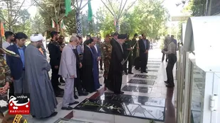 غبارروبی گلزار شهدای شهرستان بروجرد به مناسبت روز مقاومت، ایثار و پیروزی