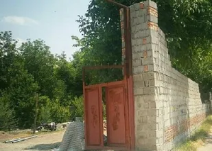 تخریب مستحدثات غیرمجاز باغ متعلق به رئیس شورای شهر آذرشهر