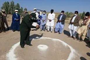 خشت گذاری واحد آموزشی ۲ کلاسه توسط خیرین و جهادگران در دلگان