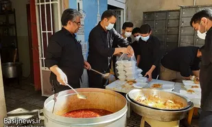 توزیع غذای گرم بین خانواده های نیازمند در کرمانشاه