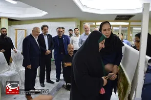 برش فرش دستباف معلول هنرمند  آسایشگاه خیریه کهریزک توسط همسر سردار صفوی