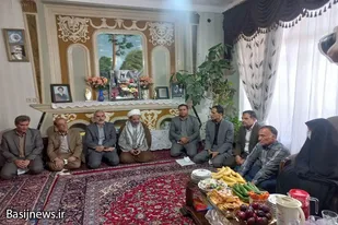 دیدار وزیر آموزش و پرورش با خانواده شهدا در نهاوند