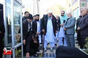 ادای احترام رزمندگان تیپ فاطمیون به مقام شامخ سردار سلیمانی