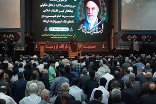 امام خمینی به نظریه ولایت فقیه جامه عمل پوشاند