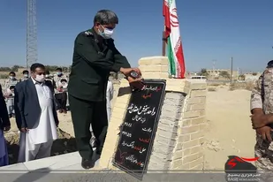 غبارروبی مزار دو شهید از شهیدان شهرستان سیب و سوران