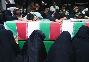 آخرین وداع فرزند 3 ساله شهید &laquo;محمود نریمانی&raquo; با پیکر پدر