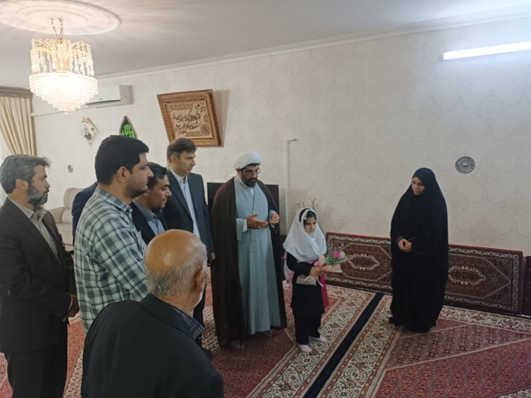مشایعت فرزند شهید تا مدرسه در آغاز سال تحصیلی زنجان