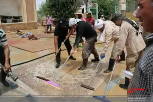 خدمت رسانی جهادگران بسیج سازندگی سپاه اراک به آسیب دیدگان سیل آهنگران منطقه فراهان