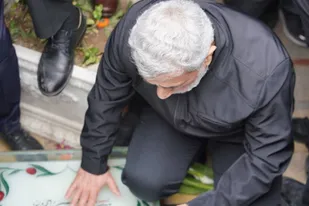حضور سردار قاآنی در گلزار شهدا کرمان بعد از حمله تروریستی