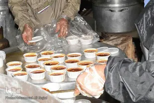 توزیع هر شب بیش از ۱۰۰ پرس غذای گرم بین نیازمندان درگزی