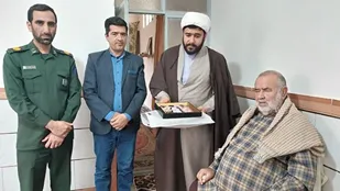 دیدار مسئول دفتر نمایندگی ولی فقیه سپاه شهرستان راور با پدر شهید آبادیخواه