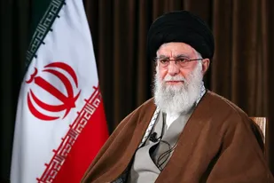 تصویری از ماسک&zwnj;زدن رهبر انقلاب در جلسات کاری