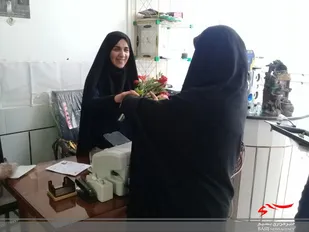 شاخه های گل توسط حوزه حضرت زینب دهاقان به فروشندگان خواهر اهداء شد