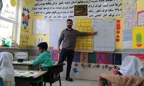 آموزگاری که ۱۸۰ کیلومتر را به عشق دانایی می‌پیماید