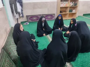 &laquo;کافه گفت&zwnj;وگو&raquo; در ام&zwnj;ابیها؛ دختران درباره حجاب و هویت به گفت&zwnj;وگو نشستند