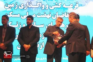 آئین قرعه&zwnj;کشی و واگذاری زمین نهضت ملی مسکن در شهرهای ملایر