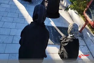 عطرافشانی مزار شهدا توسط بسیجیان حوزه زکیه(س) در زاهدان