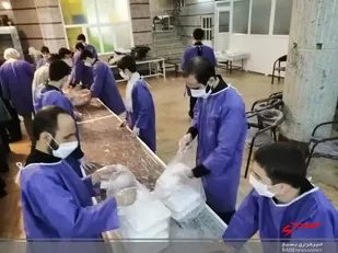 پخت و توزیع غذای گرم بین نیازمندان قم در ماه مبارک رمضان