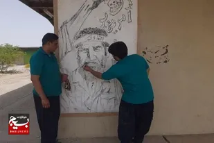 نقاشی حماسی روی دیوارهای بافت بلوچ شهرستان ایرانشهر به مناسبت هفته بسیج سازندگی