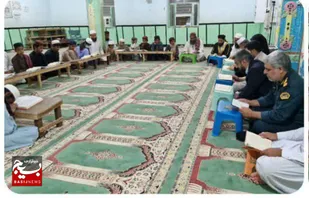محفل انس با قرآن در سوگ رهبر شهید در مسجد حوزه علمیه نورالهدی قصرقند برگزار شد