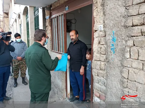 توزیع۵۵۰ بسته بهداشتی توسط جهادگران بسیجی در مناطق کم برخوردار شهرستان ساوه