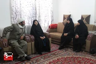 دیدار مسئول بسیج جامعه زنان خراسان جنوبی با خانواده شهید اسماعیل دهقانی در روستای کوشکک