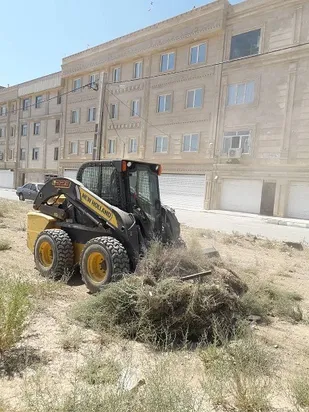علف&zwnj;زنی اراضی حاشیه روستای قمصر برای جلوگیری از آتش&zwnj;سوزی