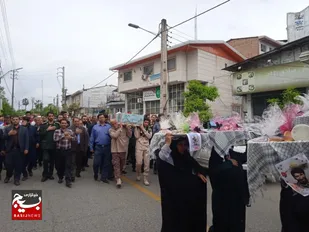 استقبال از آشنای غریب در یک روز بارانی