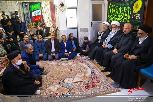 حضور مسئولان استان قم در منزل شهید حسن مختارزاده
عکس از علی بهرامی