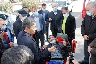 یک جوان معلول اشک فتاح را در آورد/   پرداخت پاداش یک میلیون تومانی بنیاد مستضعفان به 2350 پرسنل آسایشگاه خیریه کهریزک