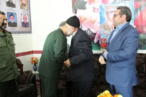 دیدار فرمانده سپاه روح الله و مسئولان فراهان با خانواده «شهید غلامحسین وروانی»