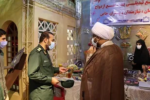 بازدید فرمانده ناحیه بندرعباس از غرفه های قرارگاههای تحول محلات به روایت تصویر