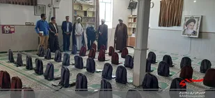 توزیع بسته لوازم تحریر بین دانش آموزان در بافت