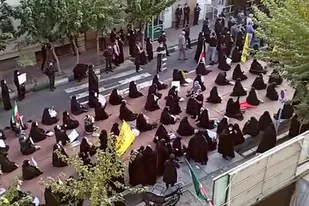 تجمع اعتراض&zwnj;آمیز مردم تهران در مقابل سفارت فرانسه