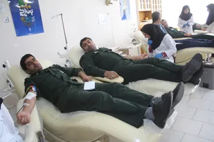 اهدا خون جمعی از پاسداران و بسیجیان سپاه ناحیه شاهرود+ تصاویر