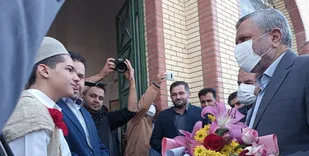 ادای احترام معاون رئیس جمهور به مقام شامخ شهیدان در یاسوج