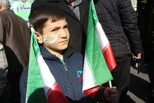 پرچم جمهوری اسلامی ایران بر روی دست و صورت کودکان و نوجوانان شاهرودی نقش بست