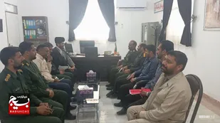 دیدار فرمانده ناحیه مقاومت بسیج هیرمند به مناسبت هفته عقیدتی سیاسی از مجموعه دفتر نمایندگی ولی فقیه ناحیه این شهرستان