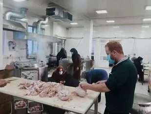 تهیه و توزیع غذای گرم بین زلزله زدگان سی سخت به همت دانشگاه فنی و حرفه ای یاسوج