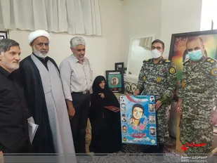 فرماندهان ارشد پدافند هوایی ارتش از ۵۰ خانواده شهید در قم تجلیل کردند