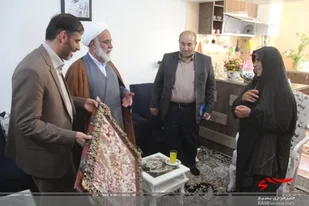 دیدار فرمانده قرارگاه خاتم الانبیاء با خانواده شهید در شهرکرد