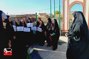 عطرافشانی گلزار شهدای شهر علی آباد دمق به مناسبت گرامیداشت هفته دفاع مقدس