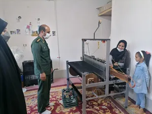 بازدید از کارگاه شال بافی در روستای هارونی ابرکوه