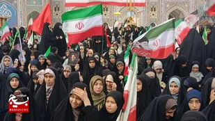 بیعت نوجوانان مشهدی با رهبر انقلاب در حرم مطهر رضوی