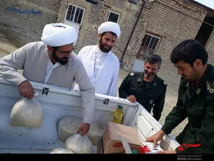 توزیع بسته&zwnj;های غذایی بین خانواده&zwnj;های نیازمند بخش پیشخور